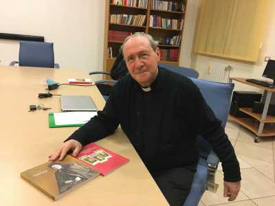 A raccontarci la storia di Melanie � il 67enne prete altamurano Padre Angelo Sardone, che ha raccolto e documentato le varie fasi della vita di Calvat in diverse pubblicazioni che contengono anche numerose fotografie della veggente